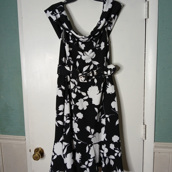 Elegant Black and White Floral Midi Dress - Picture 1 of 5